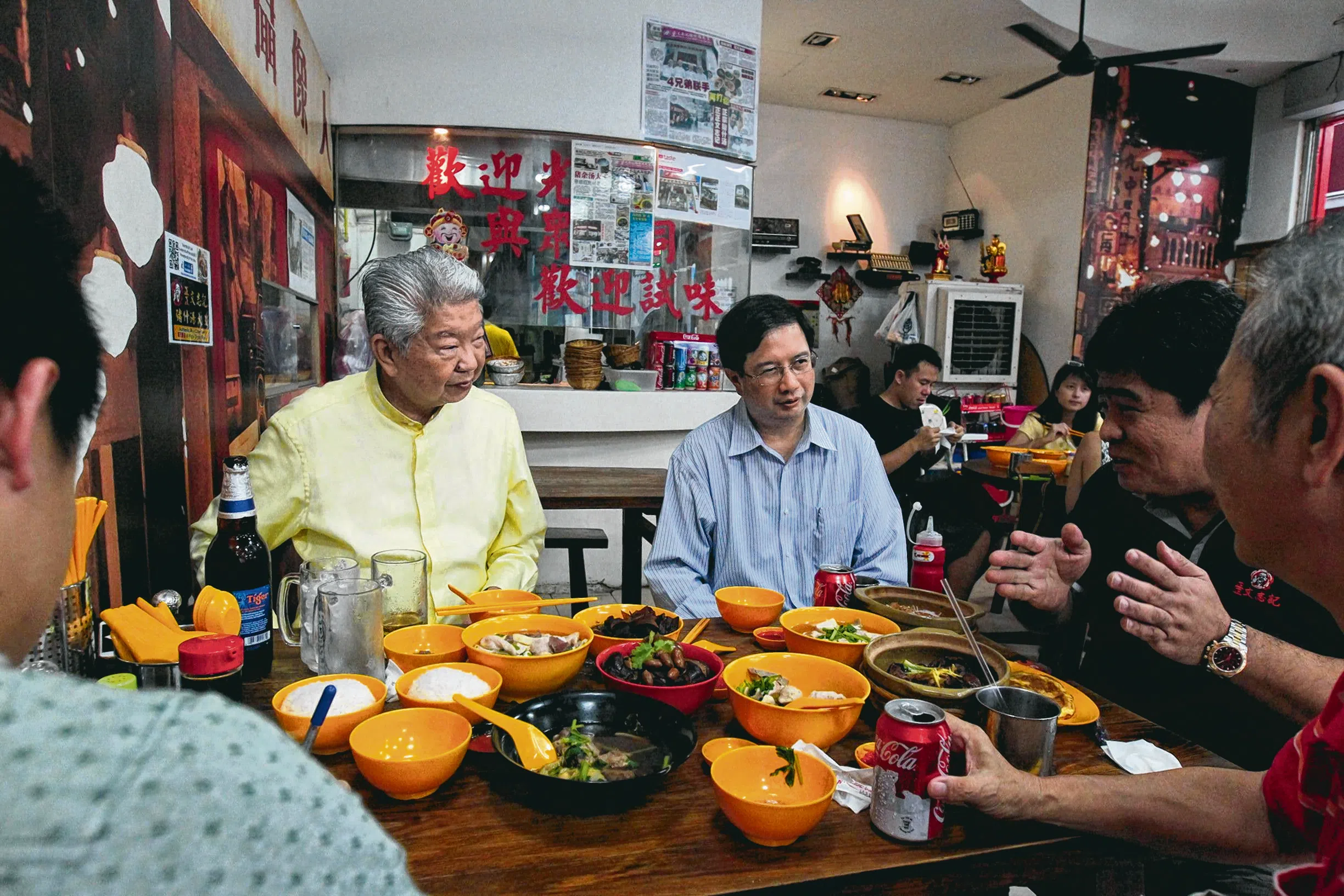 2014年，美食家蔡澜与弟弟蔡萱及侄儿蔡宁应邀到“正正文志记” 品尝本地猪杂汤，陈仁耀准备了丰盛的“猪杂宴”招待。（档案照片）