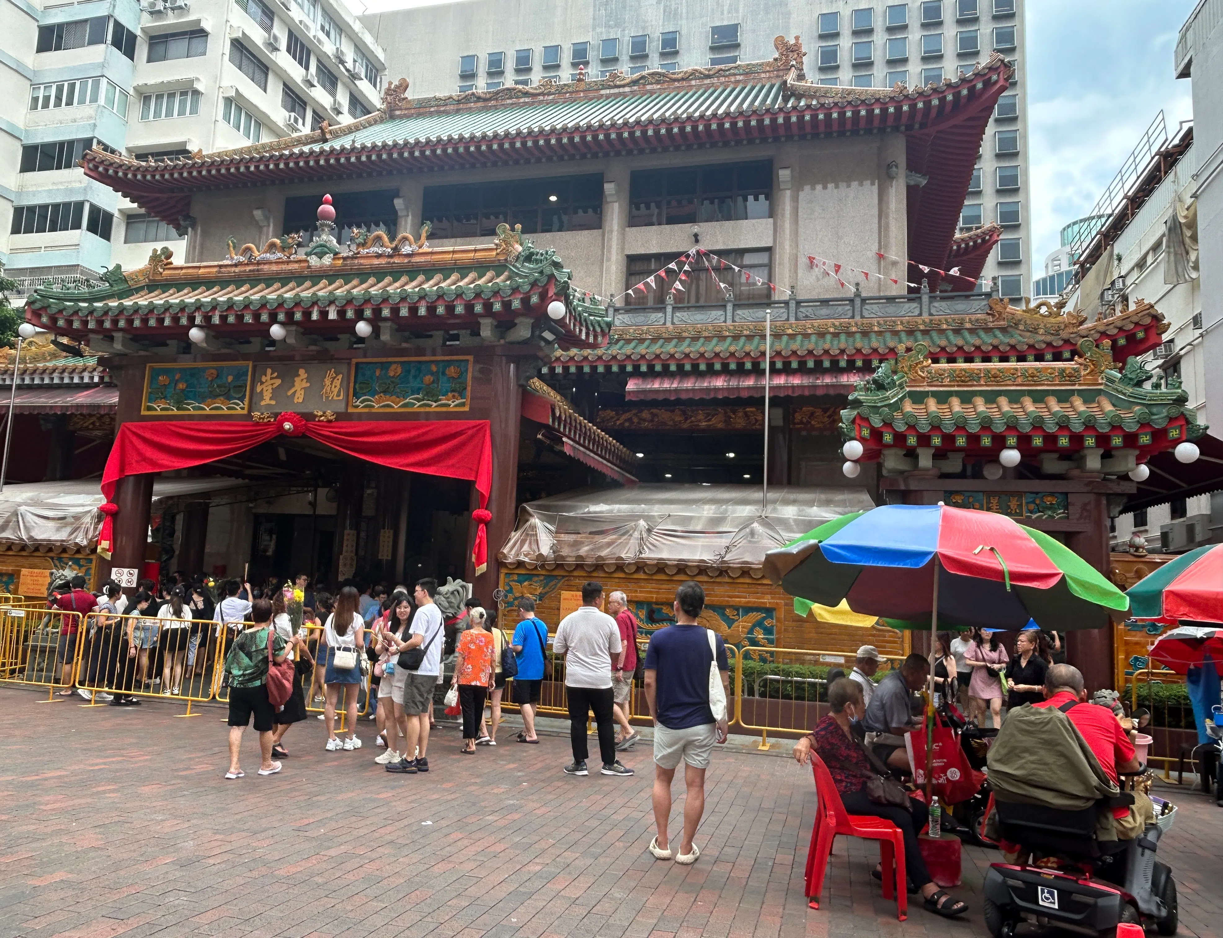 这起风波发生在四马路观音堂外。（曾美玲摄）