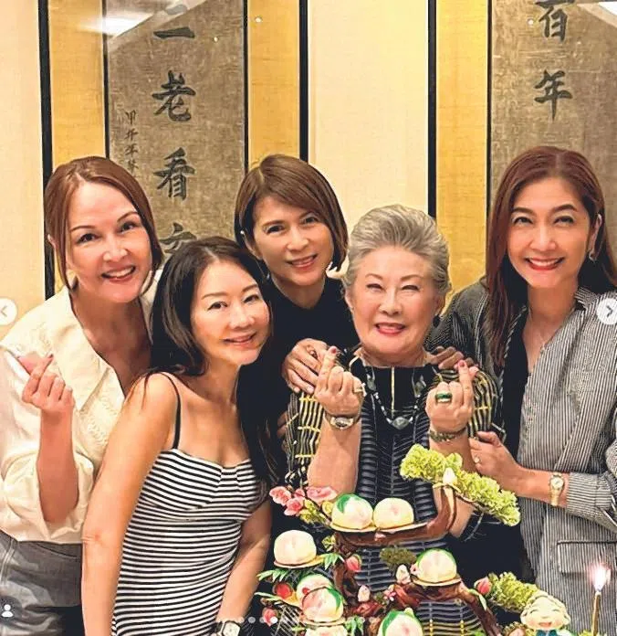 陈丽贞（后排左起）、潘玲玲和黄碧仁替金银姬庆生。（取自潘玲玲IG）