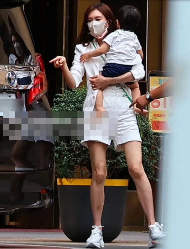 林志玲抱着儿子。（取自网络）