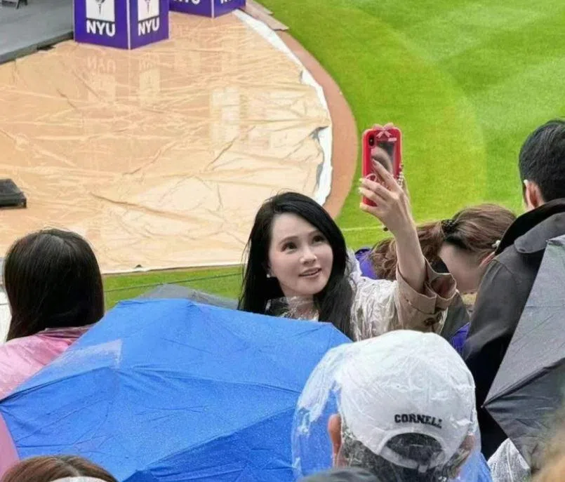 伊能静在座位上自拍。（互联网）