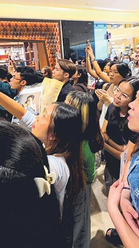 即使是工作日，大批粉丝们仍然前来追星。（李琪雯摄）