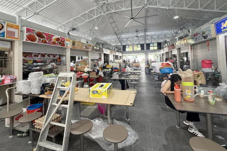 海格路巴刹与熟食中心将在明天重开，摊贩们今天都回来作准备。（张凯倩）