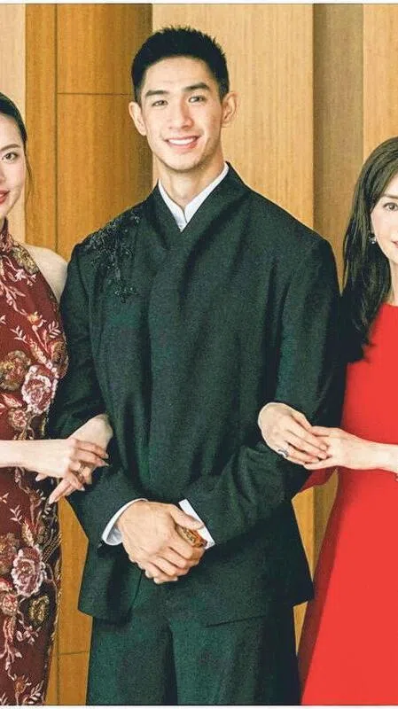 吴婉芳（右）与儿子媳妇开心合照。（取自网络）