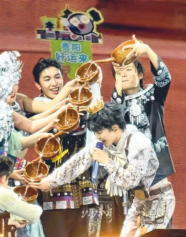 苗族的敬酒仪式“高山流水”被融入舞蹈中。（取自网络）