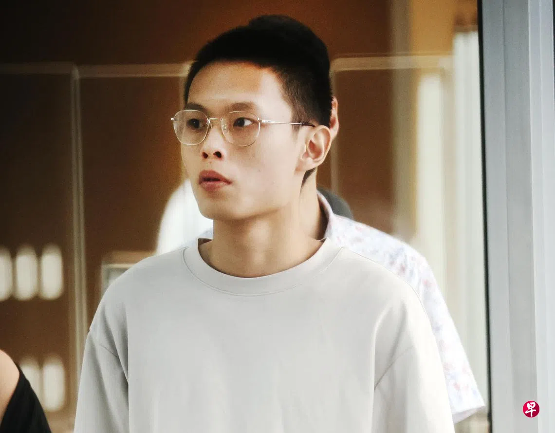 为见女友偷开车青年撞墙弃车逃| 联合早报