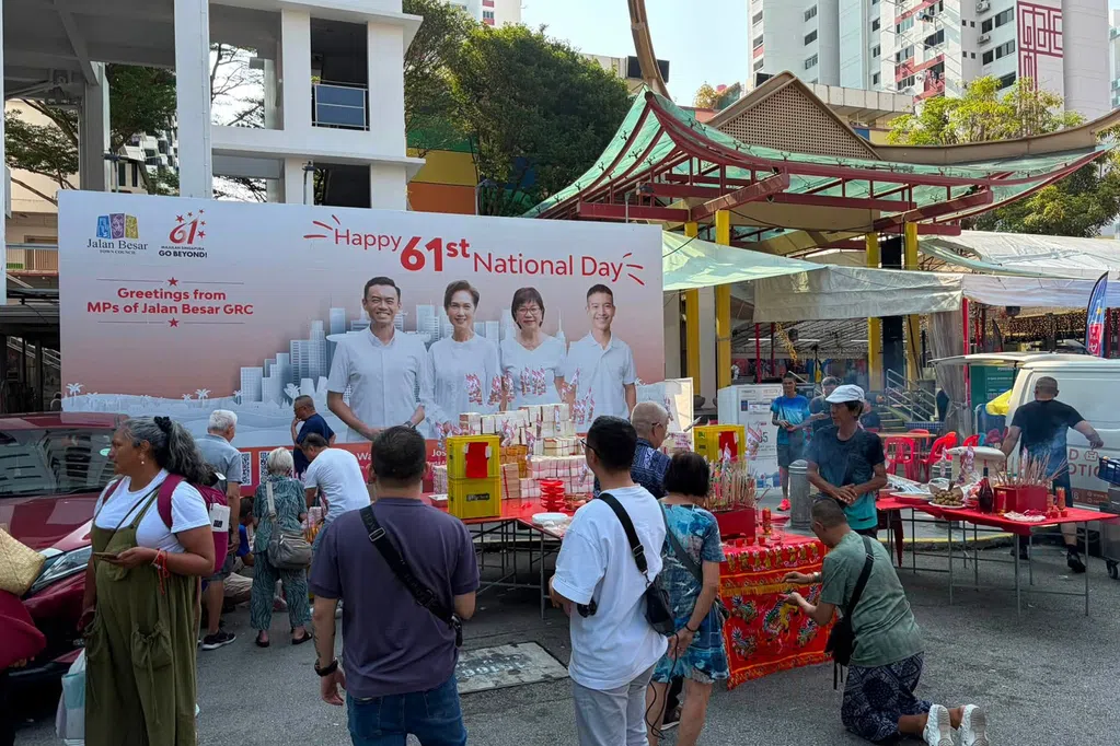 议员看板前摆供桌祭祀 公众大呼离谱