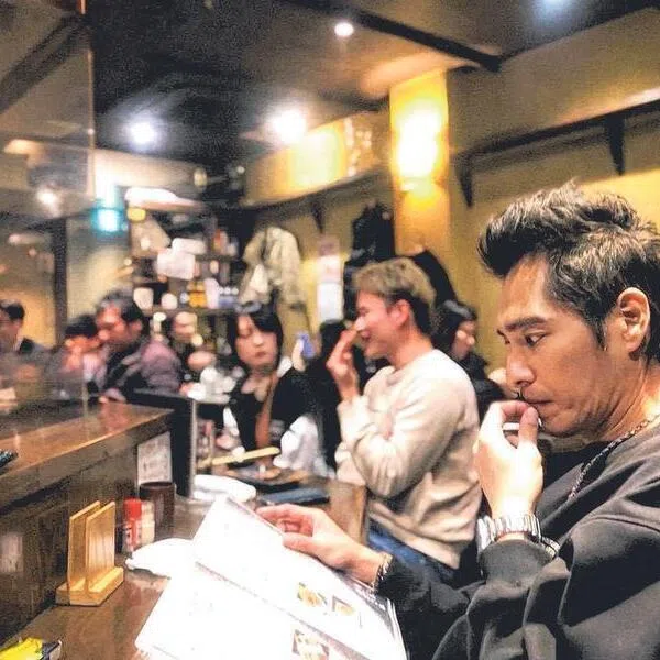 蓝正龙于脸书上传在熊本的用餐照，发文“天佑熊本”。（取自艺人脸书）