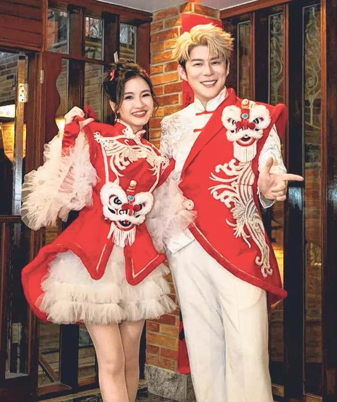 李佩芬受马国直播天王黄铭德的邀请跨国录制新年歌。（受访者提供）