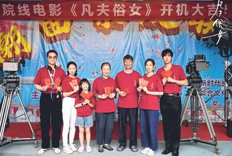 胡定欣（右二起）、太保和鲍起静将在《凡夫俗女》中飙戏。（取自网络）