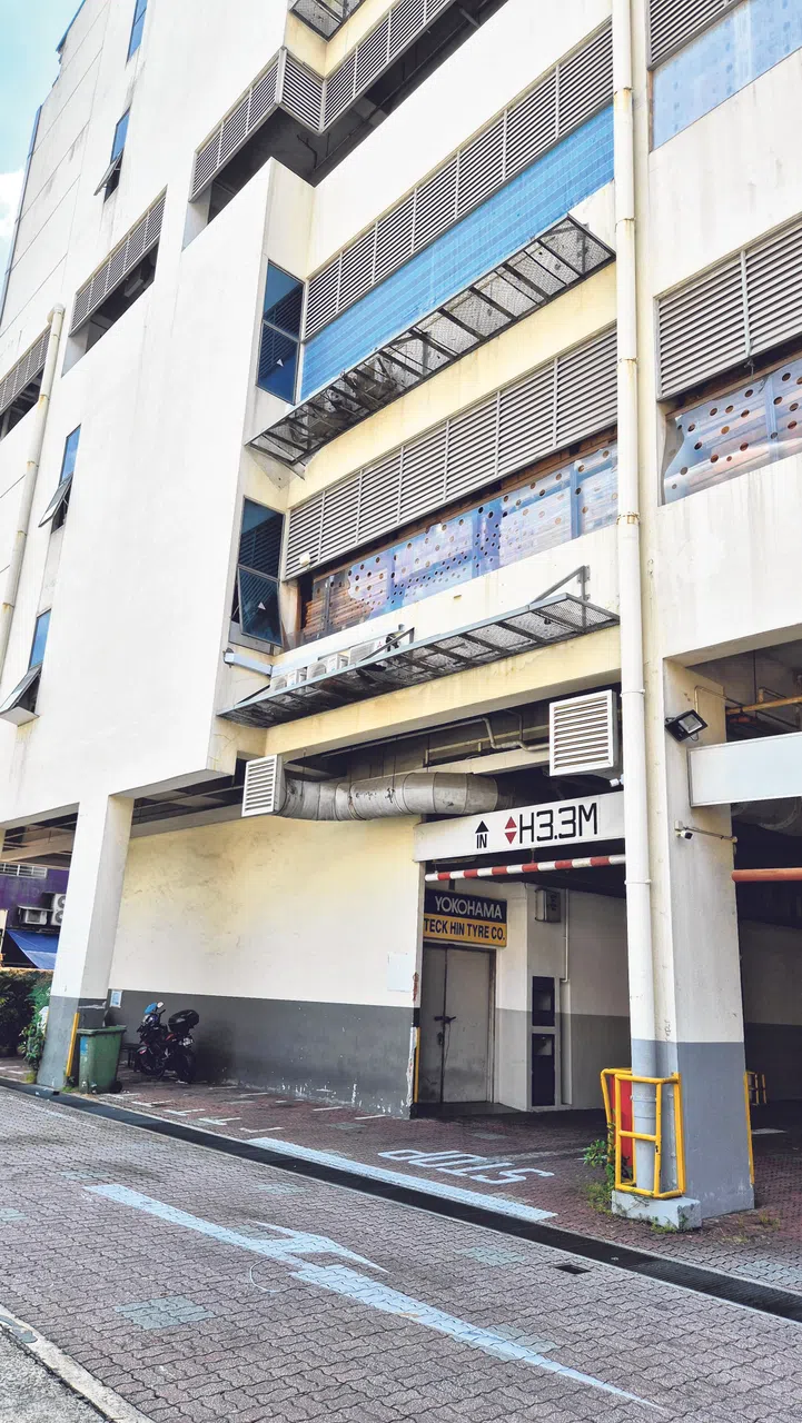 男子从三楼踩空坠下。（吴伟国摄）