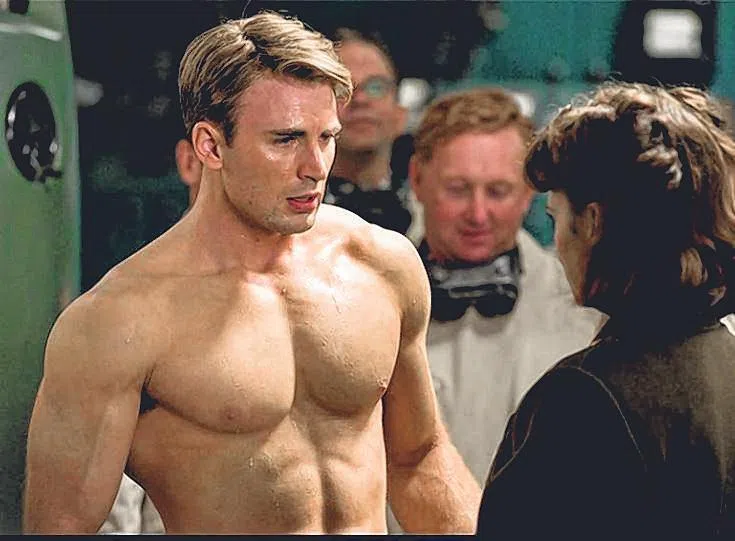 张奕恺以Chris Evans（左）在《美国队长》中的身材为目标。（取自网络）