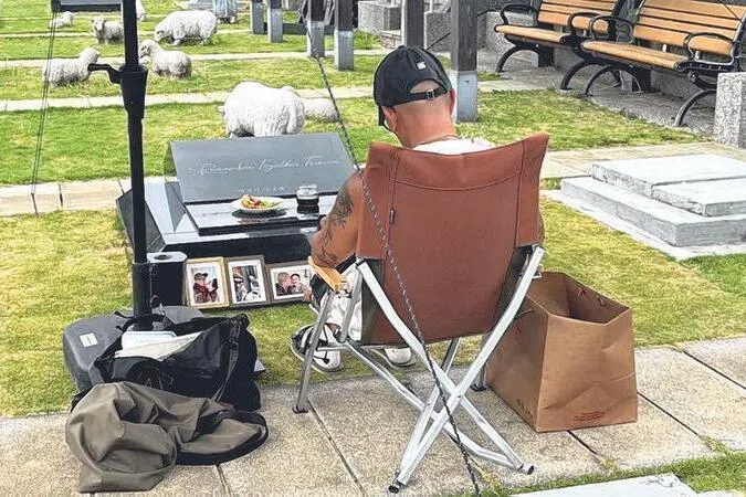 过去一年，具俊晔经常赴金宝山探望亡妻。（取自网络）