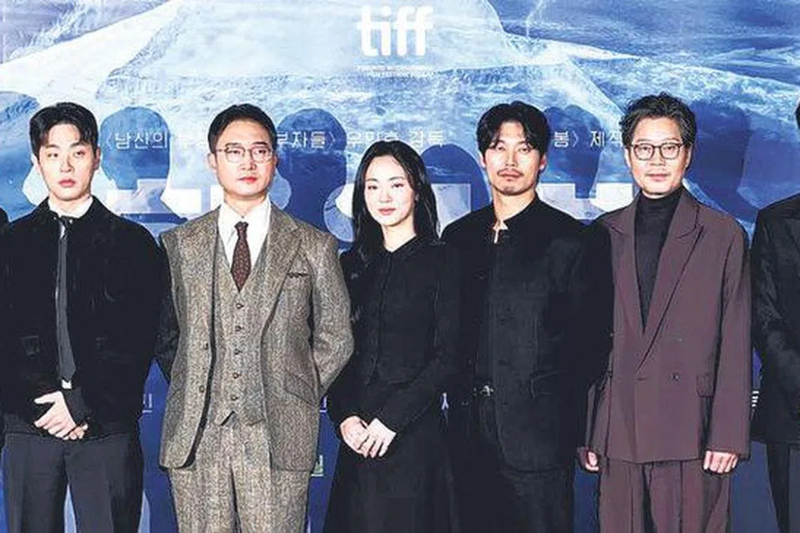 玄彬（左一）与《哈尔滨》众演员在韩国出席电影发布会。（取自网络）