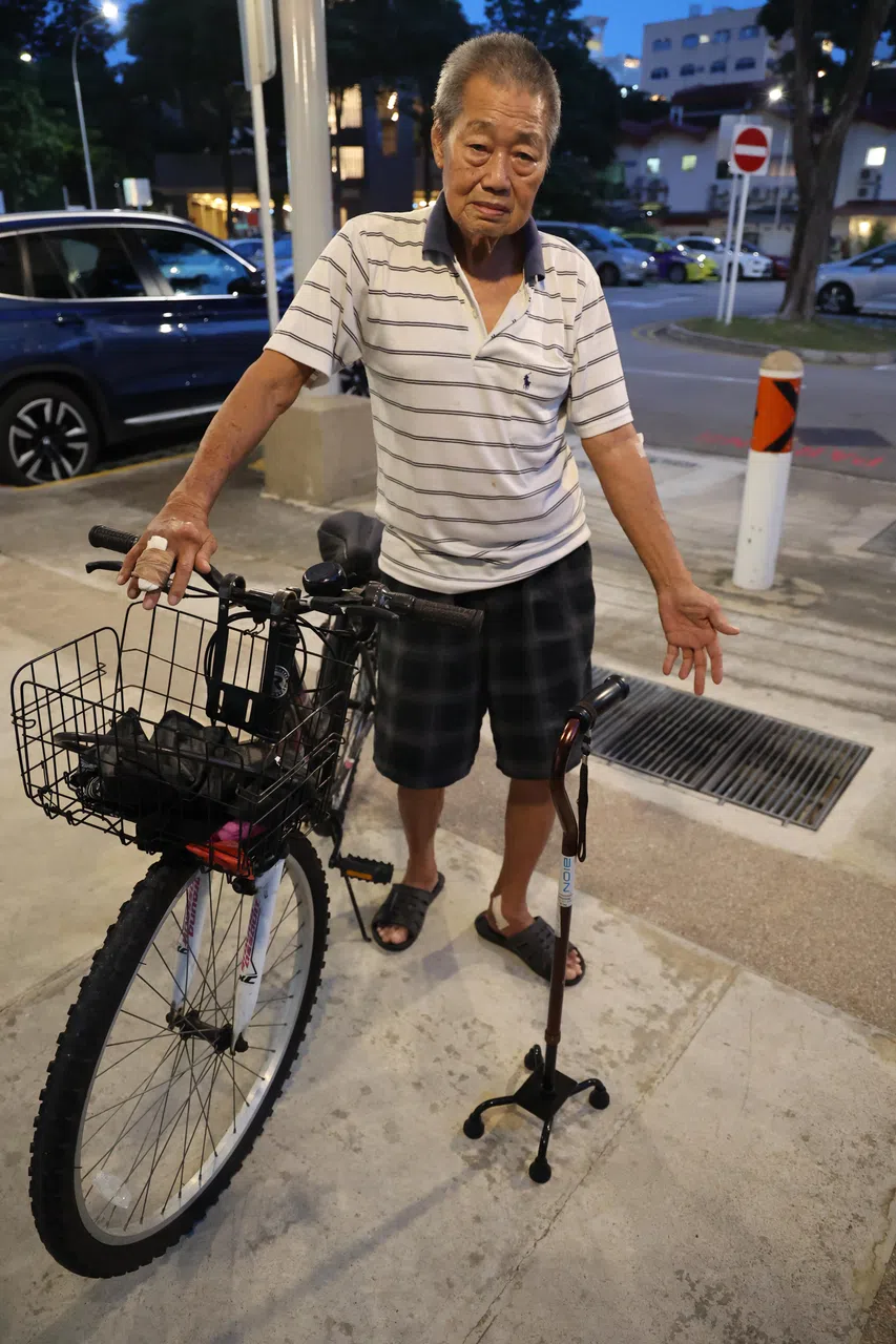 曾先生骑脚踏车被撞倒，如今要靠拐杖走路。（刘启成摄）