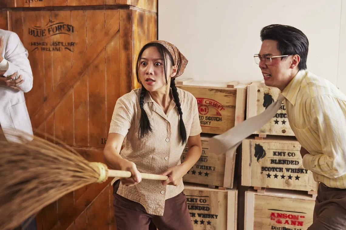 刘怡伶担心用扫把打人时，不小心伤到对方的脸。（新传媒提供）