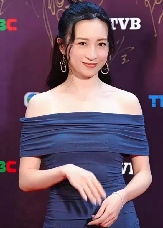 龚嘉欣指一次在坟墓取景，剧组表示15分钟到达场地，她于是独自驾车过去，没想到剧组人员还没到。（取自网络）