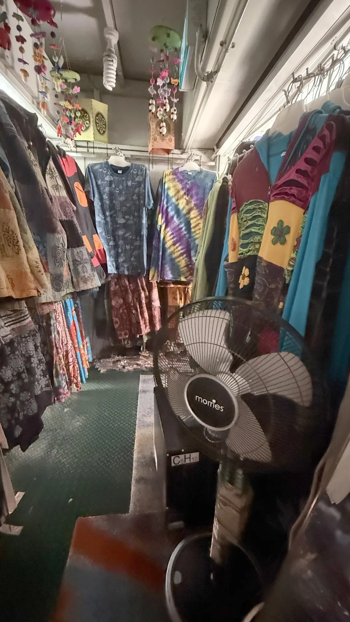 店内的风扇也因停电无法使用。（管雅凡摄）