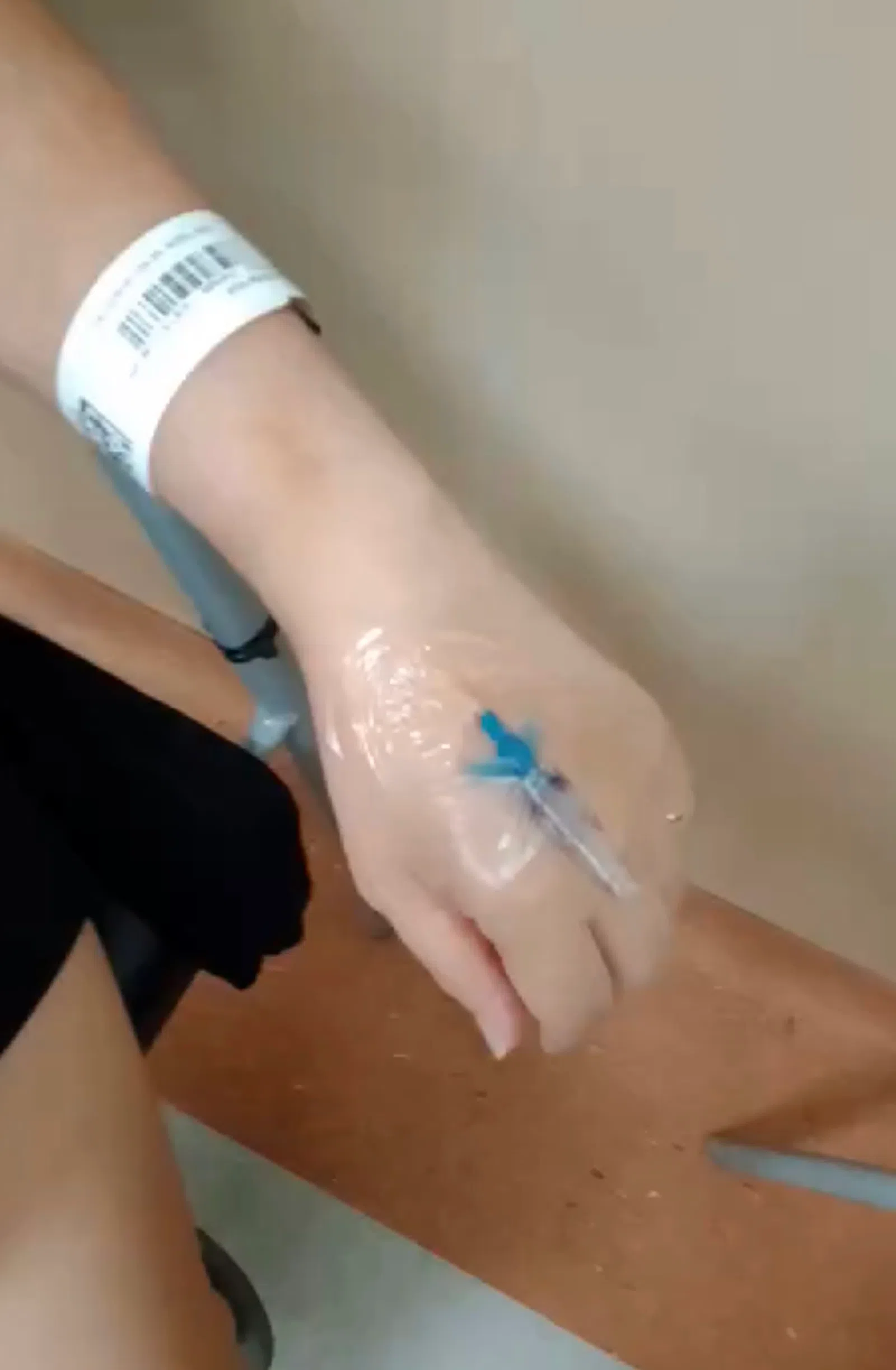 胜狮啤酒女在冲突中受伤，过后送院观察。（视频截图）