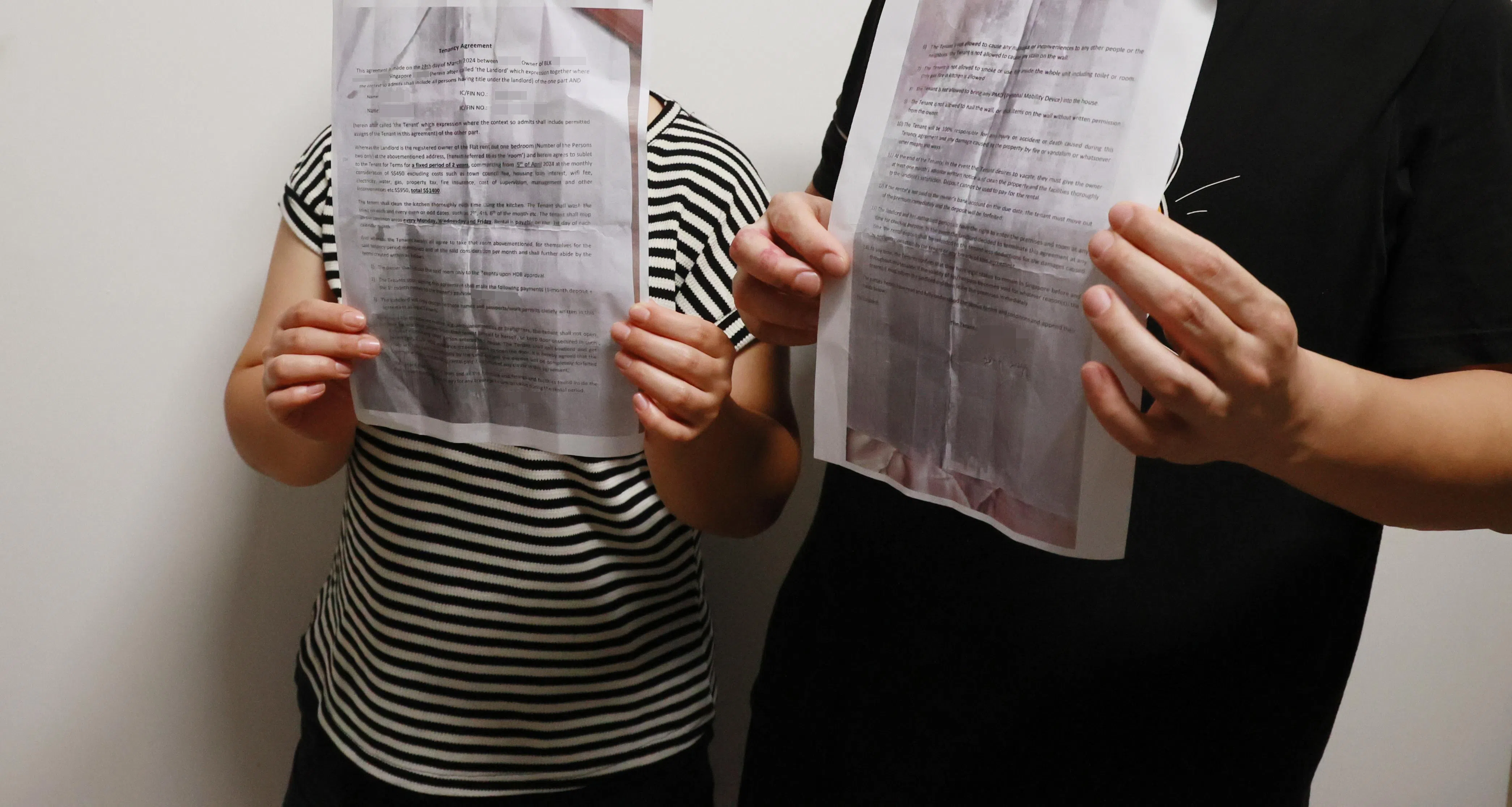 来自中国的李女士与刘先生不谙英文，称签约付款后，才发现合约注明每周必须打扫三次。（潘丰源摄）