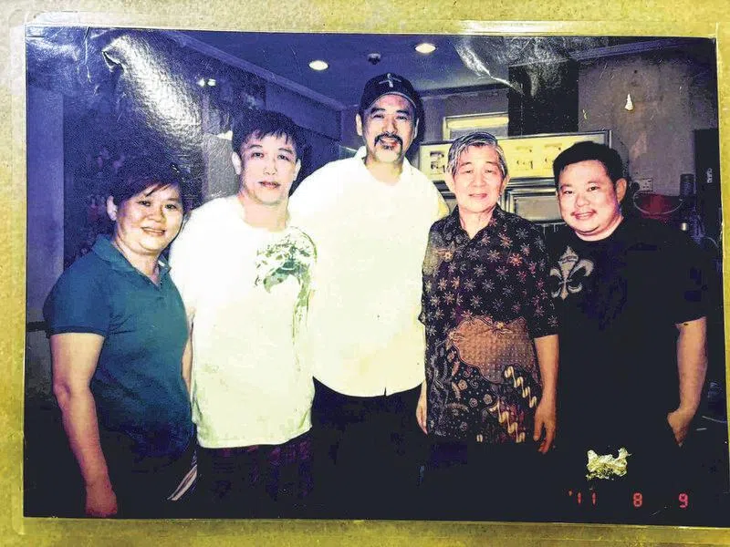 蔡翠翠（左起）、老公王金海、周润发、爸爸蔡水发和弟弟蔡正坤当年合影。（受访者提供）