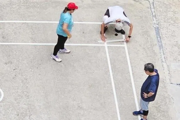 匹克球发烧友拉网“圈地”粘胶带打球 三巴旺居民诉事后没清理