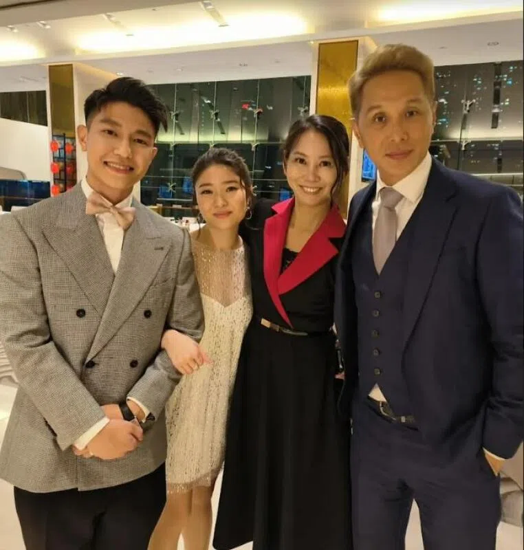 钱翰群带女友（左三）参与许绍雄爱女许惠菁婚宴。（受访者提供）