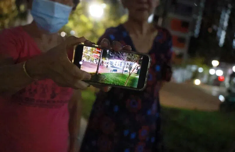 王禄南与尤子英（右）称一周仅练一小时气功，不解为何居民会投诉。（纪允贤摄）