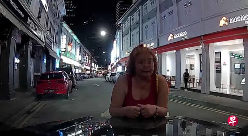 妇女还曾拦车骚扰。 （取自脸书）