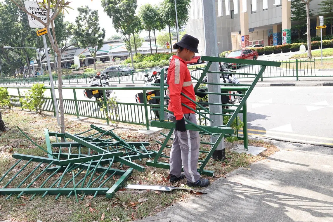 当局派工人清理被撞毁的栏杆。（庄耿闻摄）