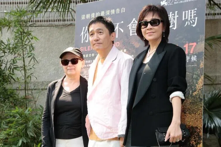梁朝伟（中）在台湾宣传电影《Silent Friend》。右为女星刘嘉玲。（互联网）