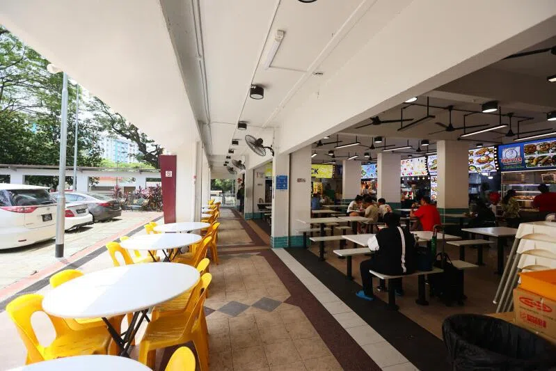 咖啡店此前有搭建遮阳蓬，上星期开始已经拆除。（潘丰源摄）