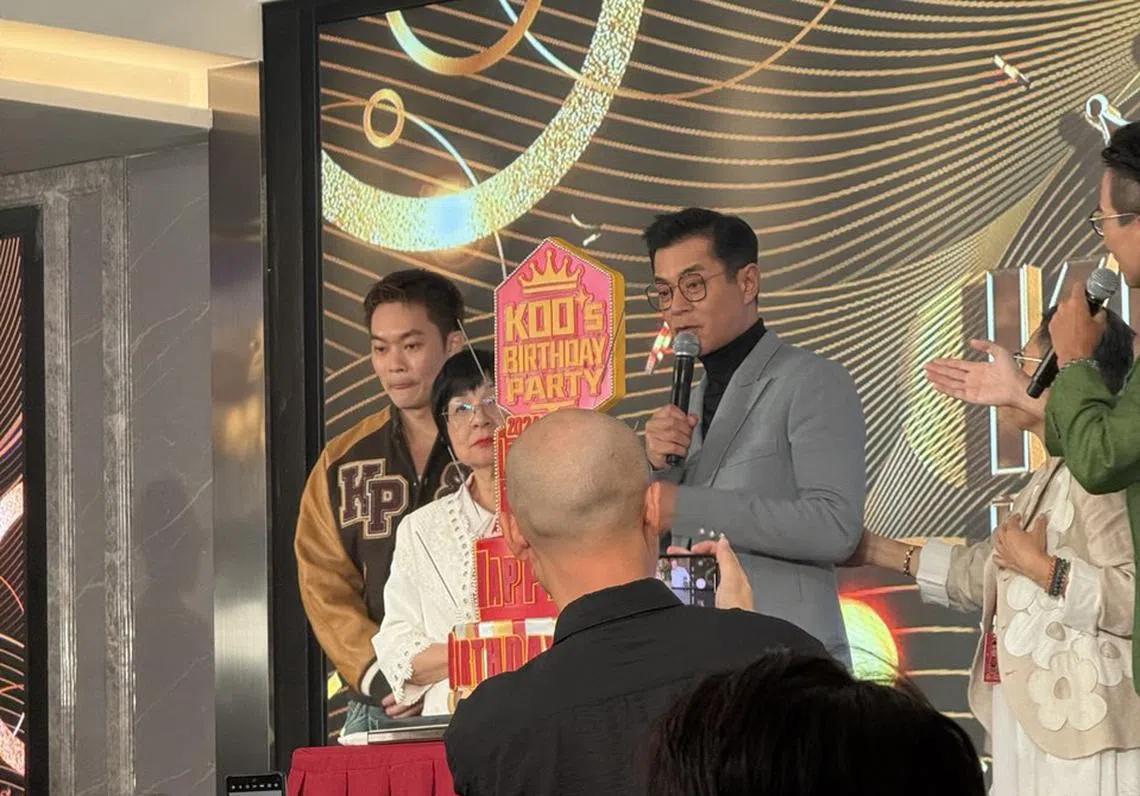 胡子彤（左起）、古妈妈与古天乐在台上切生日蛋糕。（取自网络）