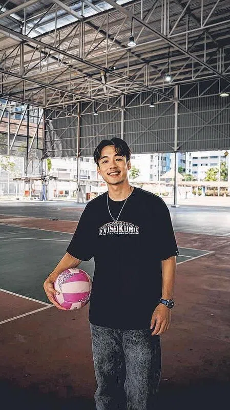 爱打篮球的赵崇喆最近迷上网球。（取自艺人IG）