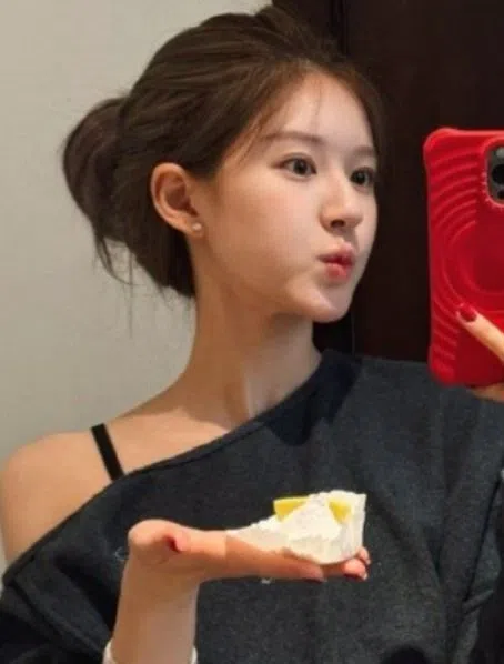 近日，有网友发现赵露思（图）悄悄点赞一则在社媒上批评公司“偏心孟子义”的长文。（互联网）