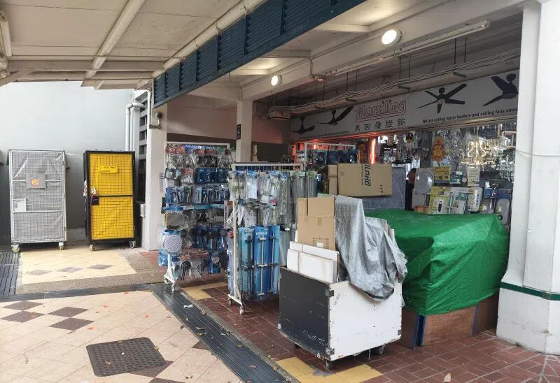 店外设有四个监控，以提防窃贼。（黄于殷摄）