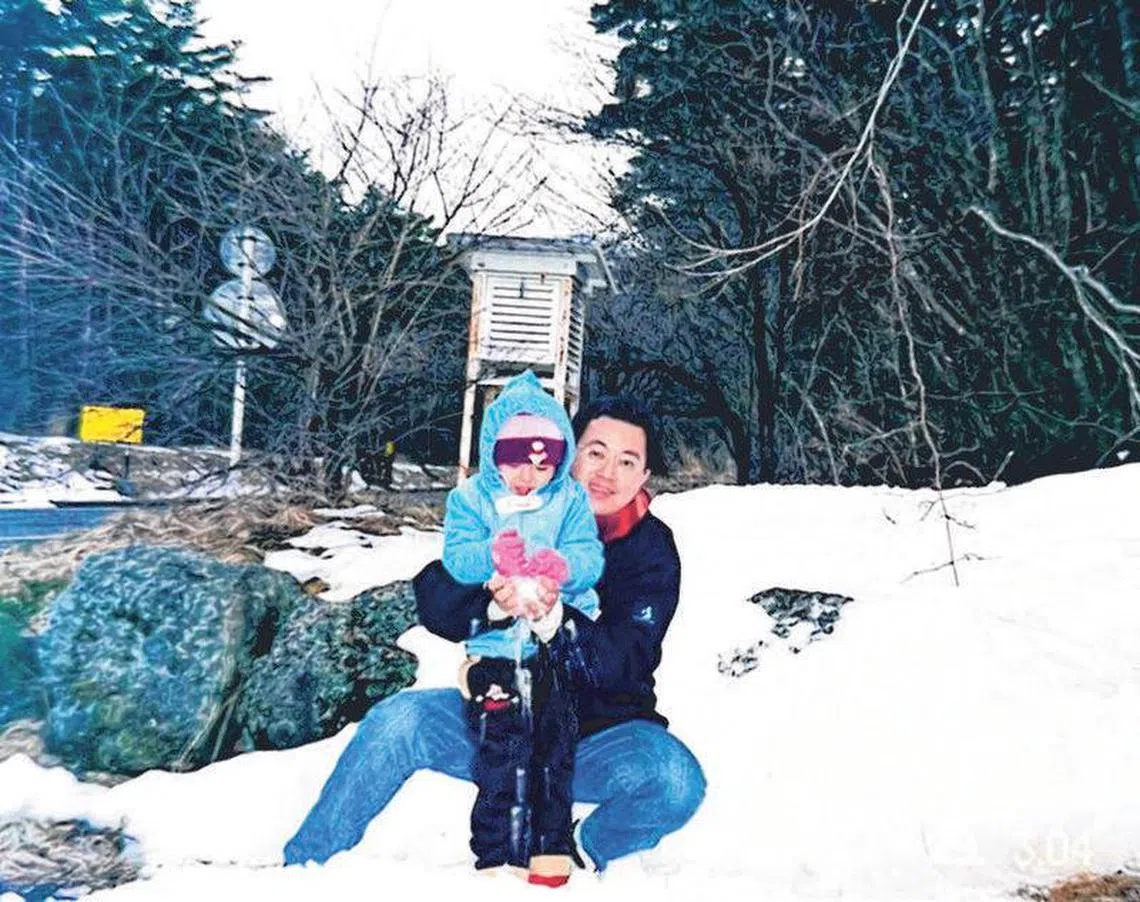 四岁的沈嘉怡和父亲一起滑雪时合照。（沈嘉怡提供）