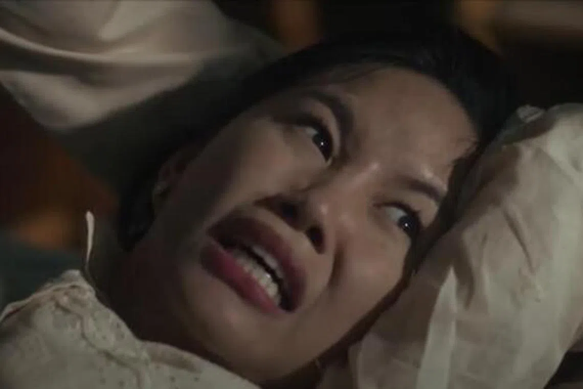 芳榕充满绝望的眼神夹杂着大小姐该有的傲气，完全表现出伤心欲绝又拼命抵抗的状态。（取自网络）