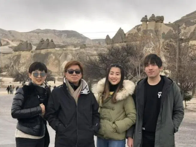 宋骧分享了多张梁小龙生前与家人的合照。（互联网）