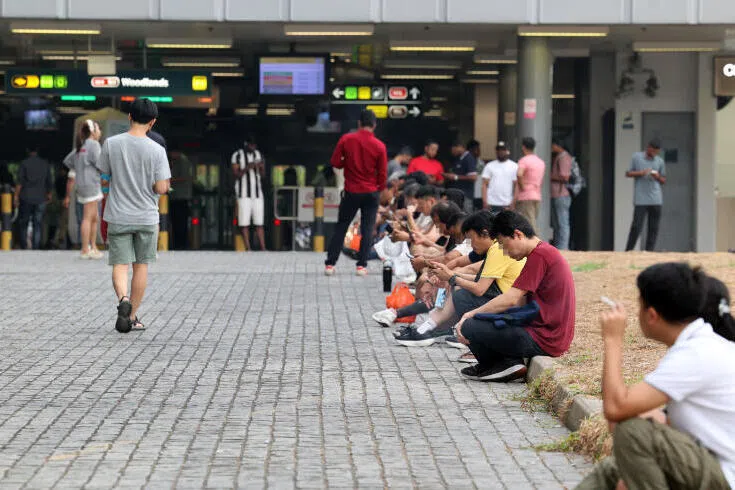 兀兰地铁站外 烟客排排坐遍地留烟蒂