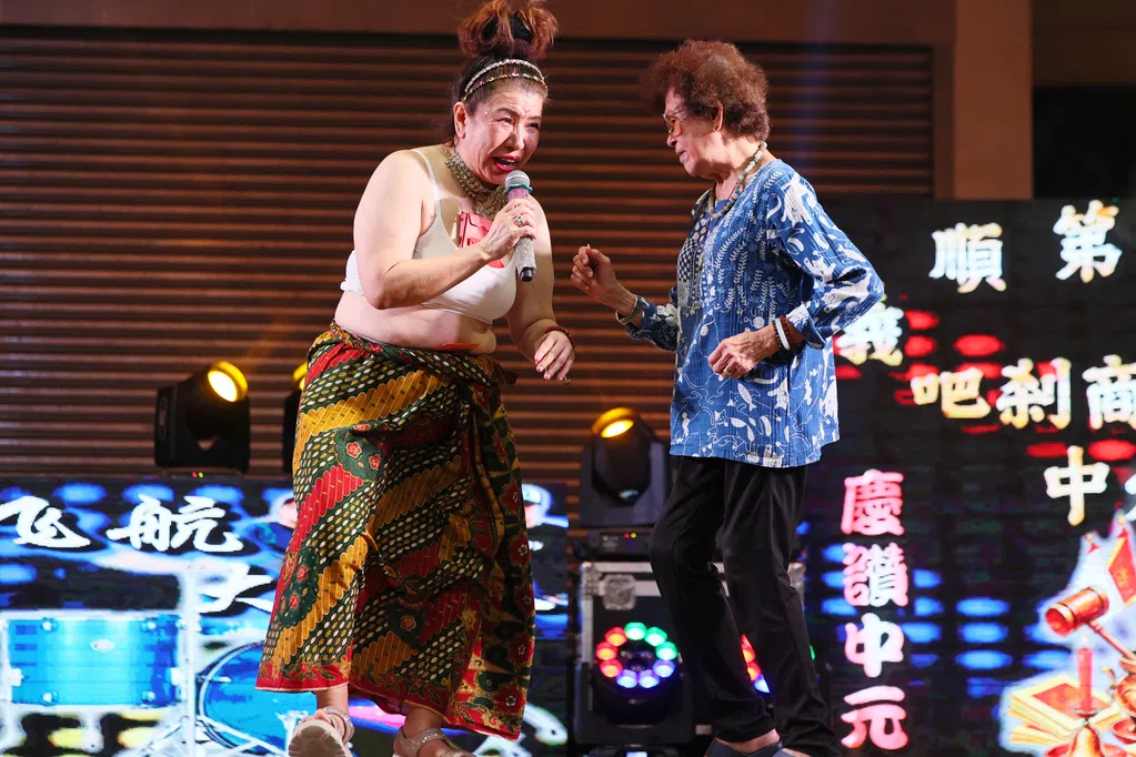 义顺歌台与刘玲玲齐跳恰恰 八旬嫲也获赠红包