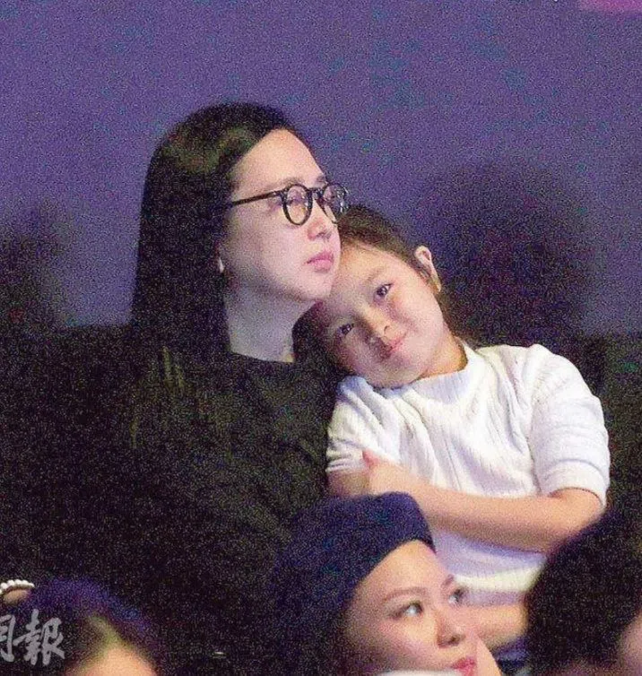 5年前才6岁的刘向蕙（右）跟妈咪朱丽倩到红馆捧爸爸场。（互联网）
