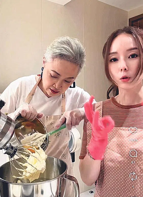 林湘萍详细讲解做蛋糕的每个步骤。（视频截图）