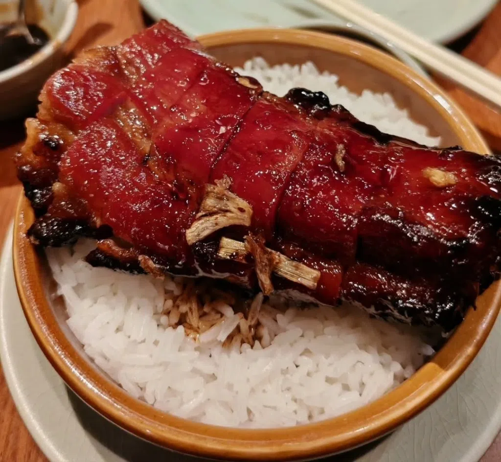 雷颂德笑称，被请吃“黯然销魂叉烧猪油捞饭”。（艺人IG）