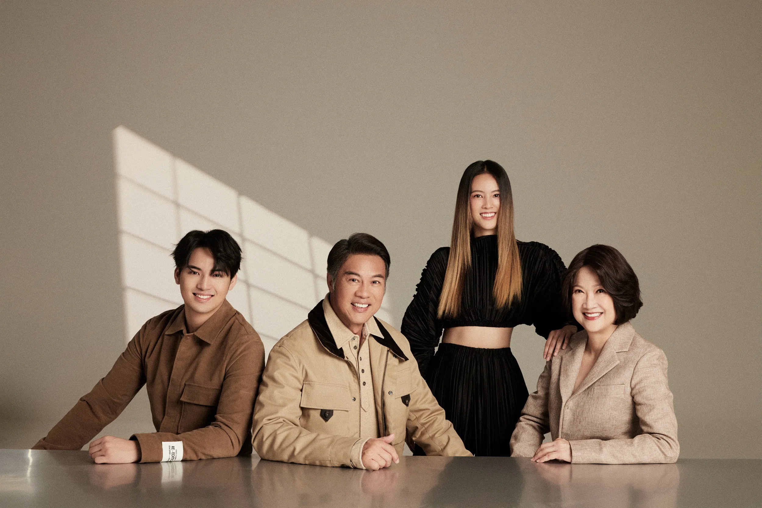 郑各评（左二）认为，欧阳龙父女之间感情深厚，才会有亲嘴的举动。（档案照片）