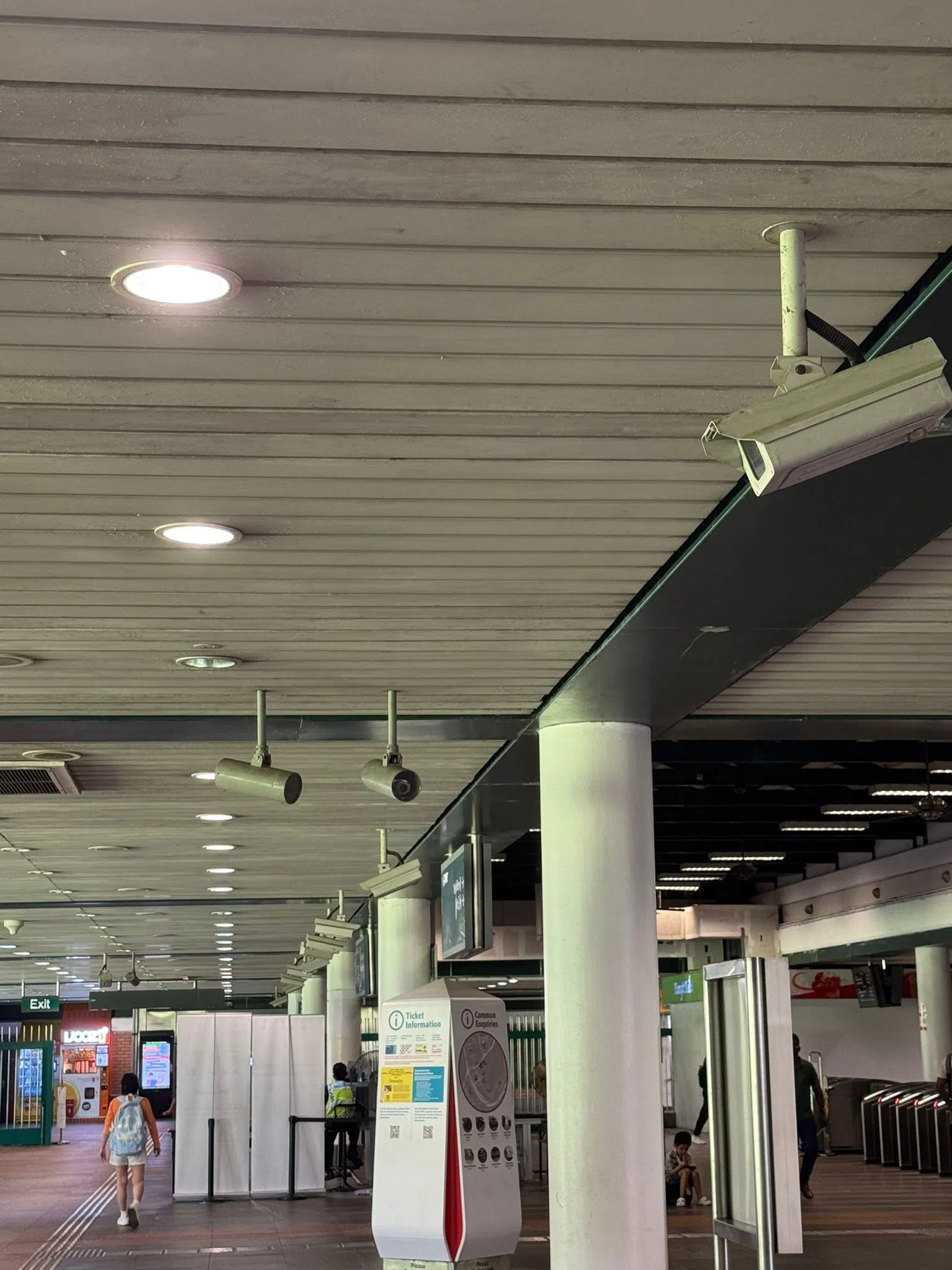 地铁站周围布满电眼，仅是闸门处就有约10台。（黄佑解摄）