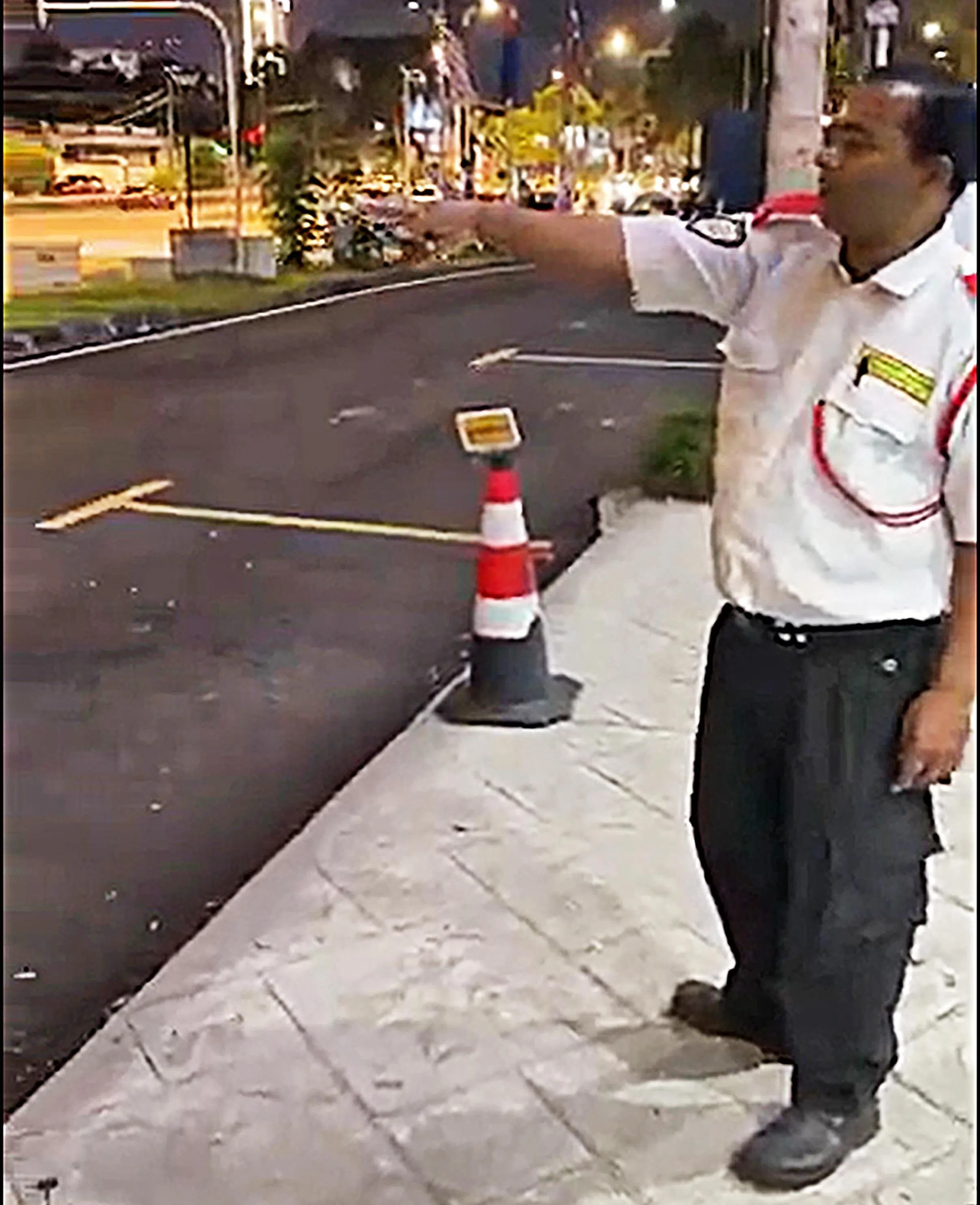 保安甘加·普拉萨德绘述事发过程，至今仍心有余悸。（吴依瑾摄）