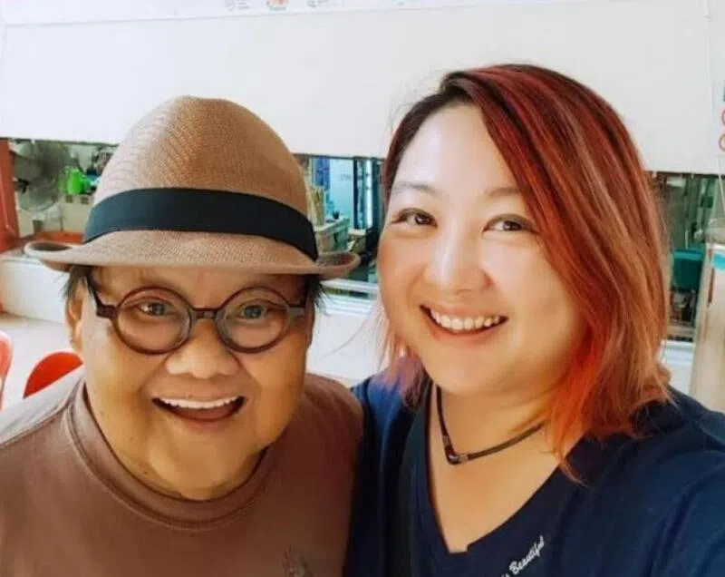 林益民与长女林爱心合照。（受访者提供）