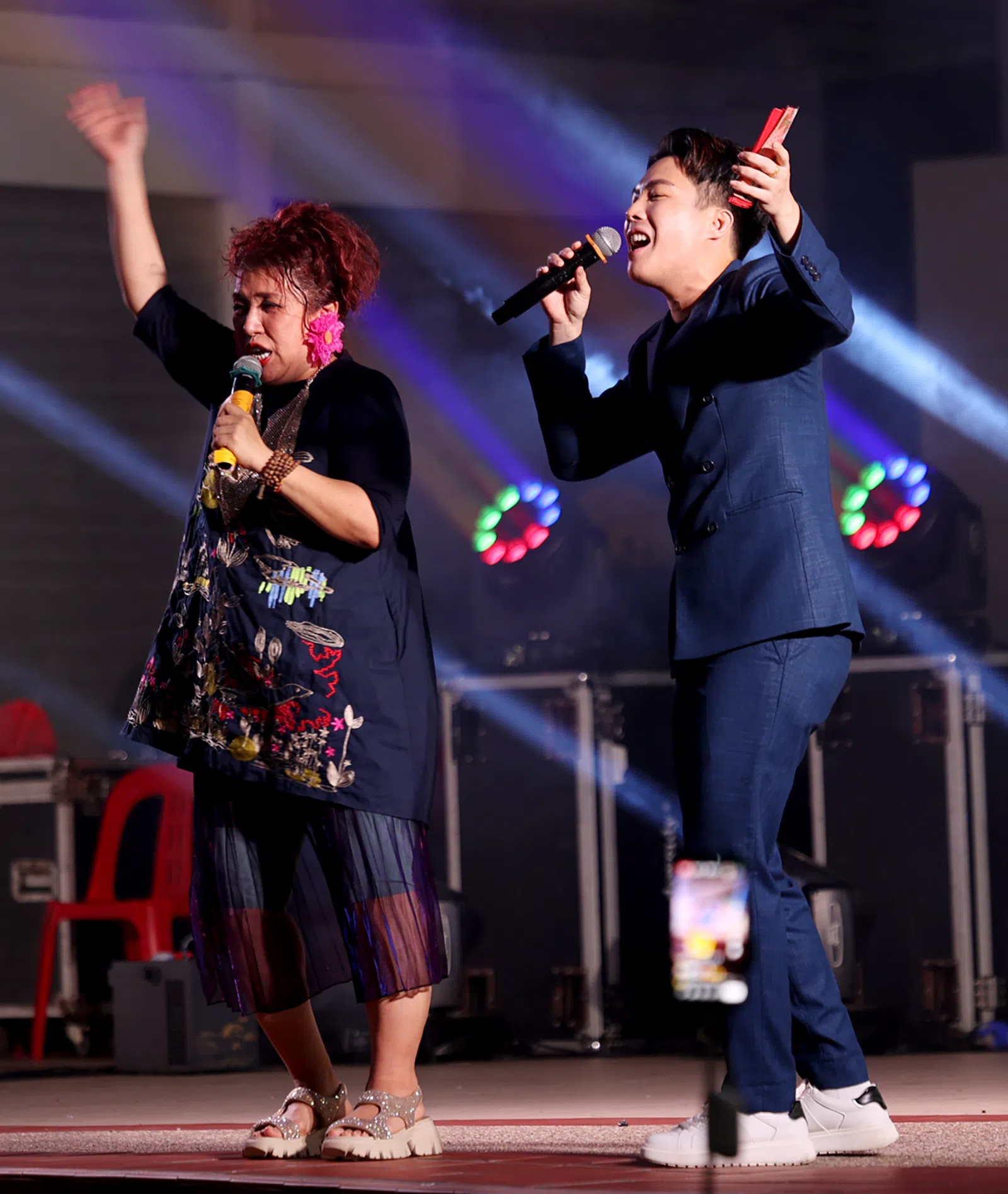 压轴歌手黄浩峰与刘玲玲搭档合唱三首歌曲，获全场观众喜爱。（庄耿闻）