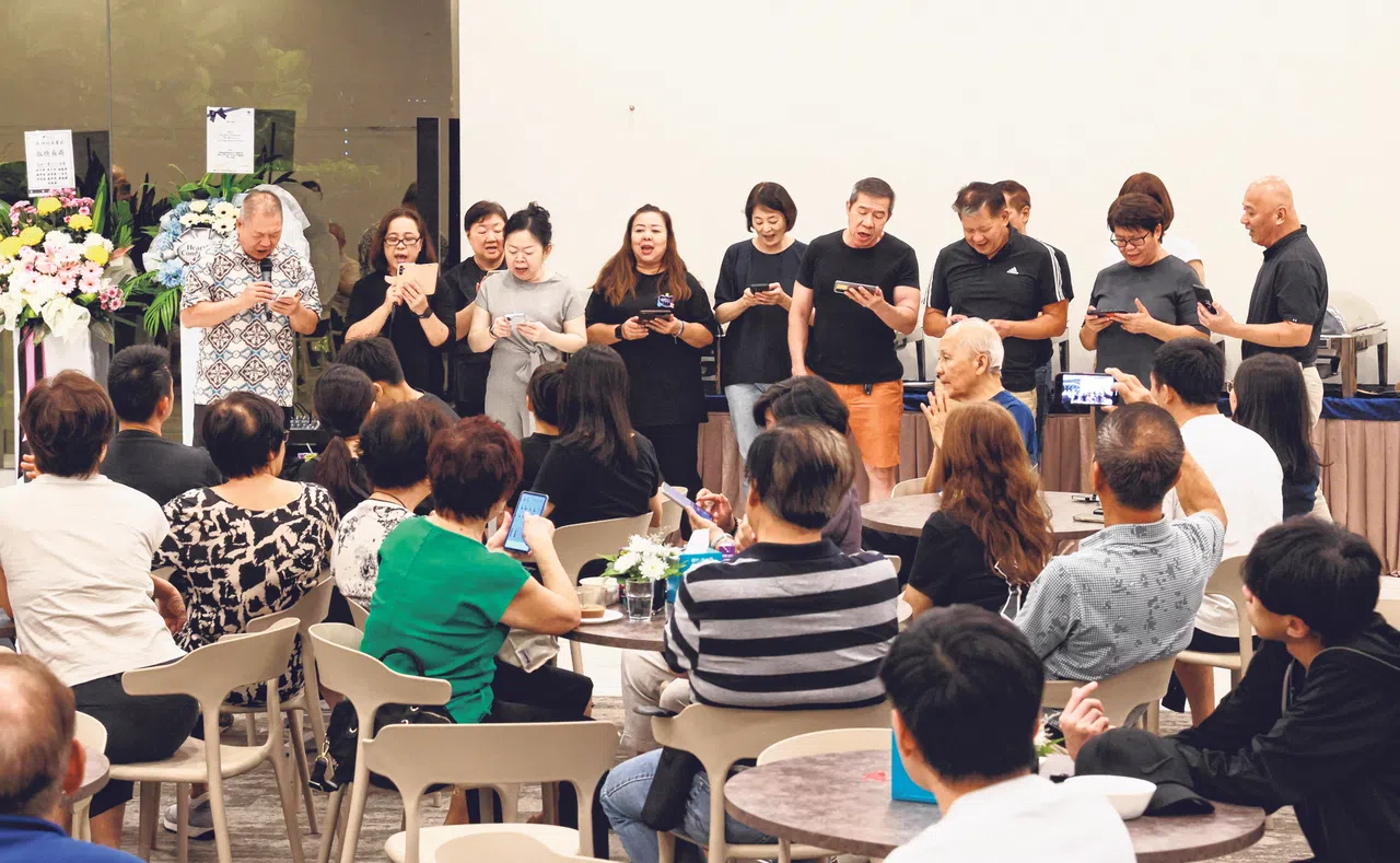 12名“学生”现场演唱由张娟作曲的校歌。（潘丰源摄）